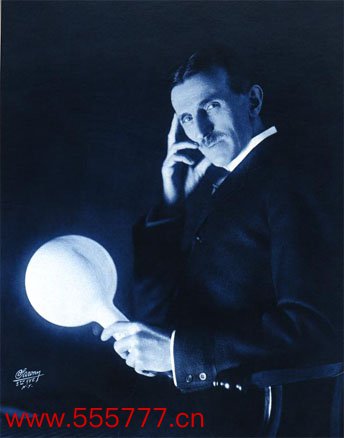 美国发明家特斯拉，手持通过电磁场点亮的电灯泡。（公有领域）